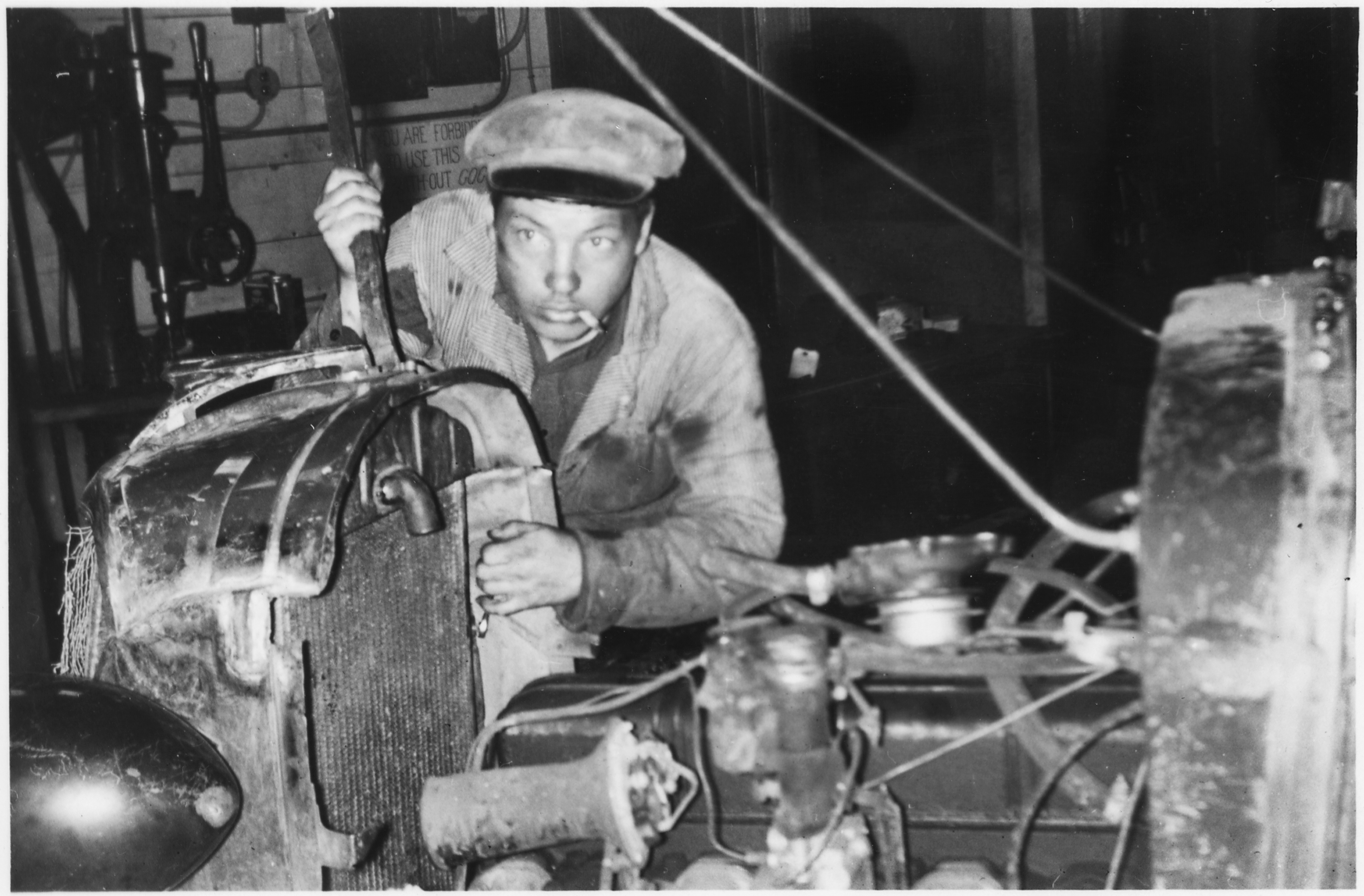 Archivní fotografie mechanika při práci na automobilu